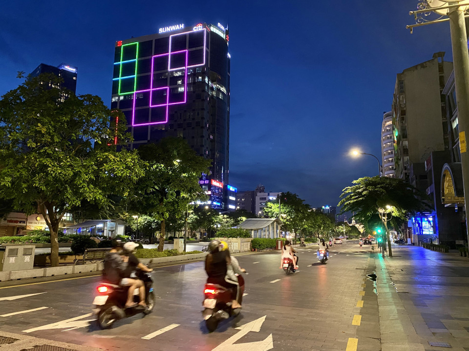 Khu vực đường Nguyễn Huệ (Quận 1, Thành phố Hồ Chí Minh) không quá đông người lưu thông. (Ảnh: Hồng Giang/TTXVN)