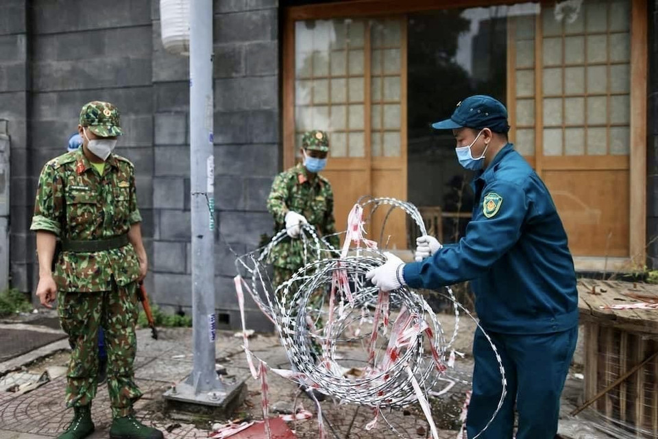 Các lực lượng thu dọn hàng rào kẽm gai tại khu vực phường 3 (Quận 3, Thành phố Hồ Chí Minh). (Ảnh: Hồng Giang/TTXVN)