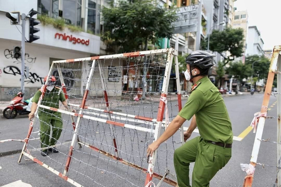 Các lực lượng tháo dỡ rào chắn trên đường Nguyễn Thái Học (Quận 1, Thành phố Hồ Chí Minh). (Ảnh: Hồng Giang/TTXVN)