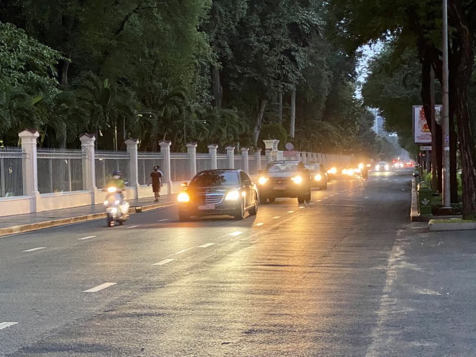 Các phương tiện lưu thông trên đường Nguyễn Thị Minh Khai (Quận 3, Thành phố Hồ Chí Minh) sau khi tháo gỡ chốt. (Ảnh: Hồng Giang/TTXVN)