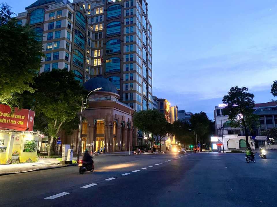 Khu vực đường Nguyễn Du-Công Xã Paris (Quận 1, Thành phố Hồ Chí Minh) vắng bóng phương tiện qua lại. (Ảnh: Hồng Giang/TTXVN)