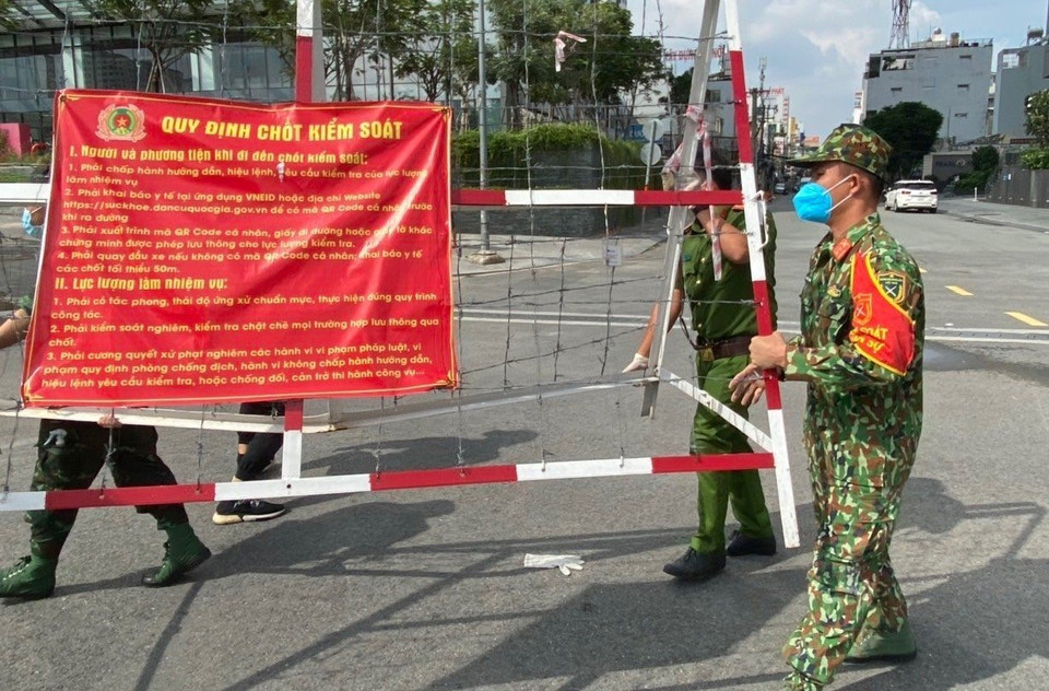 Lực lượng chức năng gỡ chốt trên tuyến đường Điện Biên Phú (quận Bình Thạnh, Thành phố Hồ Chí Minh). (Ảnh: Xuân Tình/TTXVN)