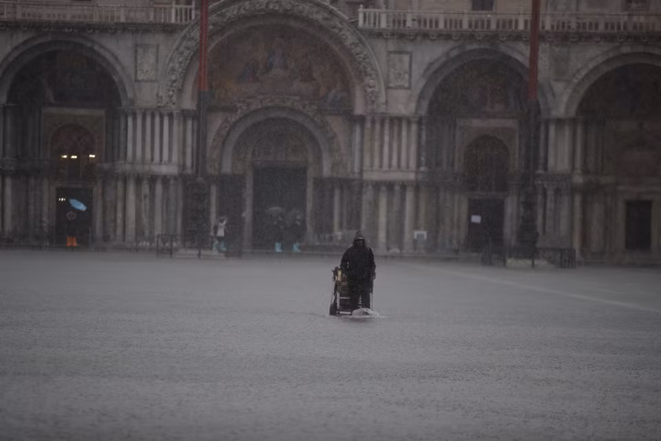 Chính phủ Italy đã ban bố tình trạng khẩn cấp tại Venice sau khi thành phố cổ kính này bị ngập chìm trong đợt thủy triều hiếm thấy. (Ảnh: THX/TTXVN)
