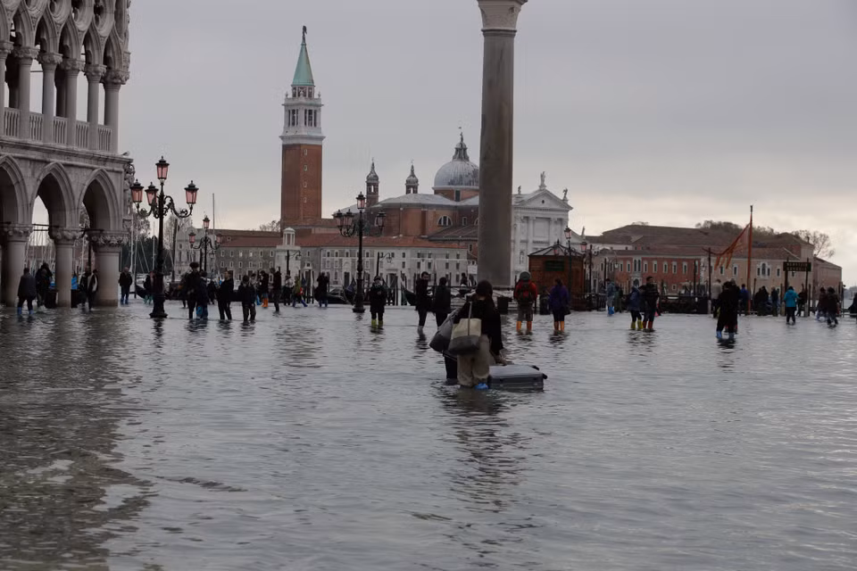 Ngập lụt trên quảng trường San Marco ở thành phố Venice do triều cường đạt mức cao nhất trong 50 năm qua. (Ảnh: THX/TTXVN)