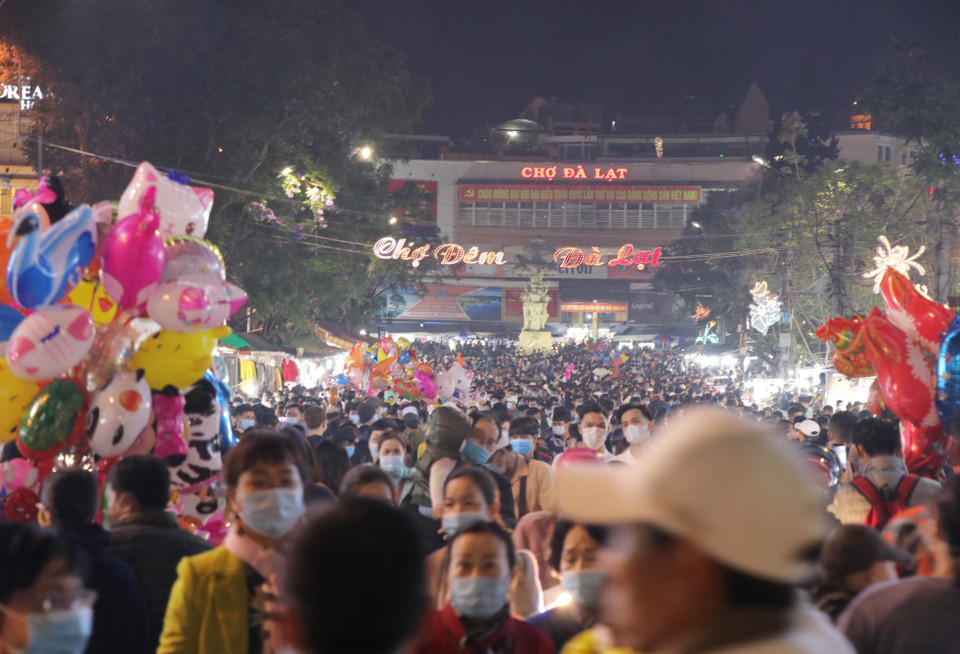Chợ đêm Đà Lạt chật kín người, tiềm ẩn nhiều nguy cơ lây lan dịch bệnh. (Ảnh: Đặng Tuấn/TTXVN)