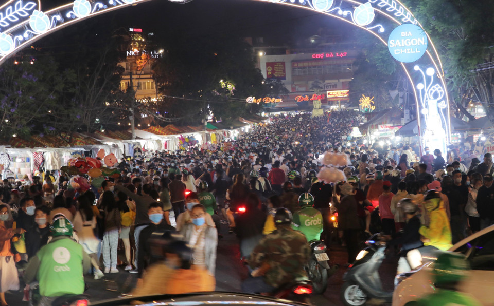 Người dân đổ dồn về khu vực chợ Đêm Đà Lạt và các tuyến đường cầu Ông Đạo, Nguyễn Chí Thanh, Nguyễn Văn Cừ, Bùi Thị Xuân. (Ảnh: Đặng Tuấn/TTXVN)