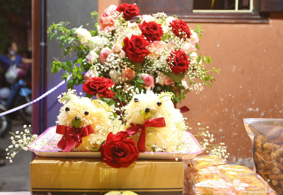 Những em nhỏ bên mâm cỗ Trung thu đặc biệt. (Ảnh: Hoàng Hiếu/TTXVN)