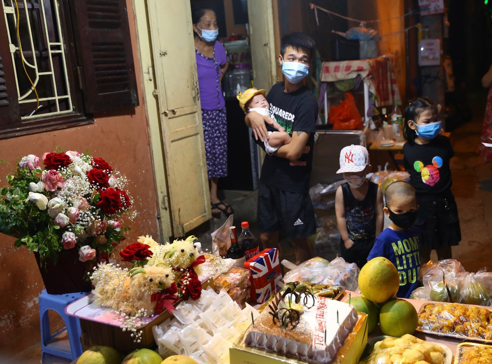 Các em nhỏ đón chờ giây phút được phá mâm cỗ Trung thu. (Ảnh: Hoàng Hiếu/TTXVN)