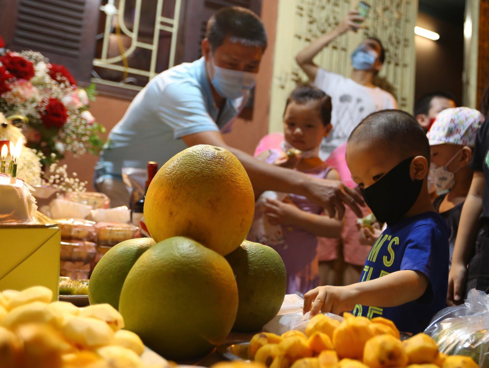 Những em nhỏ bên mâm cỗ Trung thu đặc biệt. (Ảnh: Hoàng Hiếu/TTXVN)