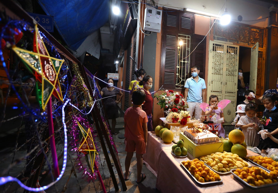 Người dân Hà Nội đón Trung thu đặc biệt 2021. (Ảnh: Hoàng Hiếu/TTXVN)