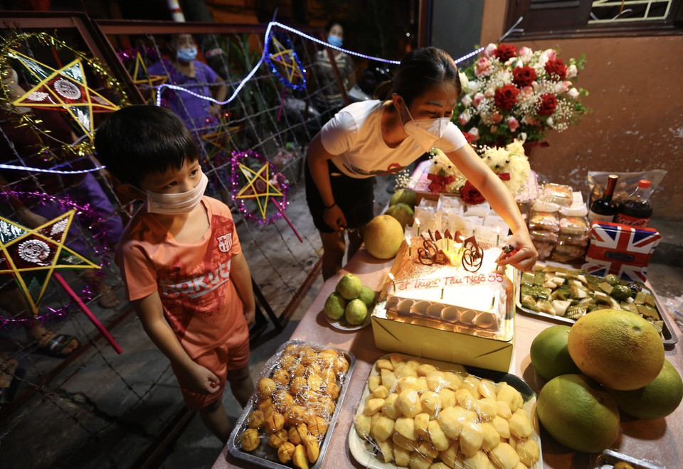 Các em nhỏ đón một cái Tết thiếu nhi đặc biệt mùa COVID-19. (Ảnh: Hoàng Hiếu/TTXVN)