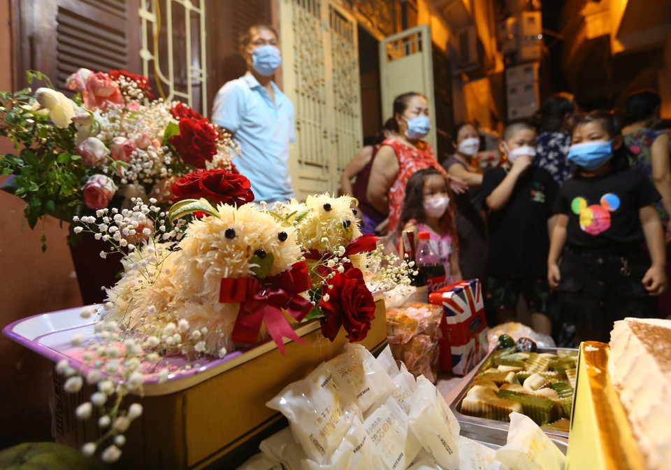 Các em nhỏ háo hức đón chờ giây phút được “phá cỗ” đón Trung thu 2021. (Ảnh: Hoàng Hiếu/TTXVN)