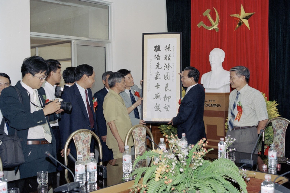 Tổng Bí thư Lê Khả Phiêu thăm Đại học quốc gia Hà Nội, ngày 19/8/2000 nhân dịp khai giảng năm học 2000-2001. (Ảnh: Cao Phong/TTXVN)