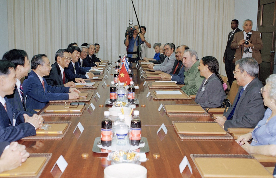 Tổng Bí thư Lê Khả Phiêu hội đàm với Bí thư thứ nhất Đảng Cộng sản Cuba Fidel Castro tại Thủ đô La Habana, nhân chuyến thăm hữu nghị chính thức Cuba từ 7-14/7/1999. (Ảnh: Cao Phong/TTXVN)