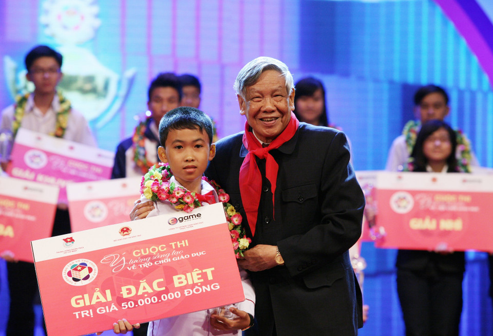 Nguyên Tổng Bí thư Lê Khả Phiêu trao giải cho học sinh đạt giải Cuộc thi Ý tưởng sáng tạo về trò chơi giáo dục (15/12/2013). (Ảnh: Dương Giang/TTXVN)