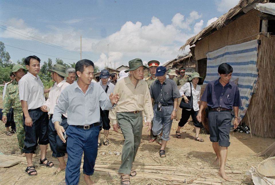 Tổng Bí thư Lê Khả Phiêu đến thăm nơi ở của đồng bào mới được di dời tránh lũ tại ấp Gò Châu Mai, xã Khánh Hưng, huyện Vĩnh Hưng, tỉnh Long An, trong chuyến đi kiểm tra, thị sát và chỉ đạo công tác cứu trợ nhân dân vùng bị lũ lụt và khắc phục hậu quả do lũ lụt gây ra ở các tỉnh đồng bằng sông Cửu Long (27-29/9/2000). (Ảnh: Cao Phong/TTXVN)