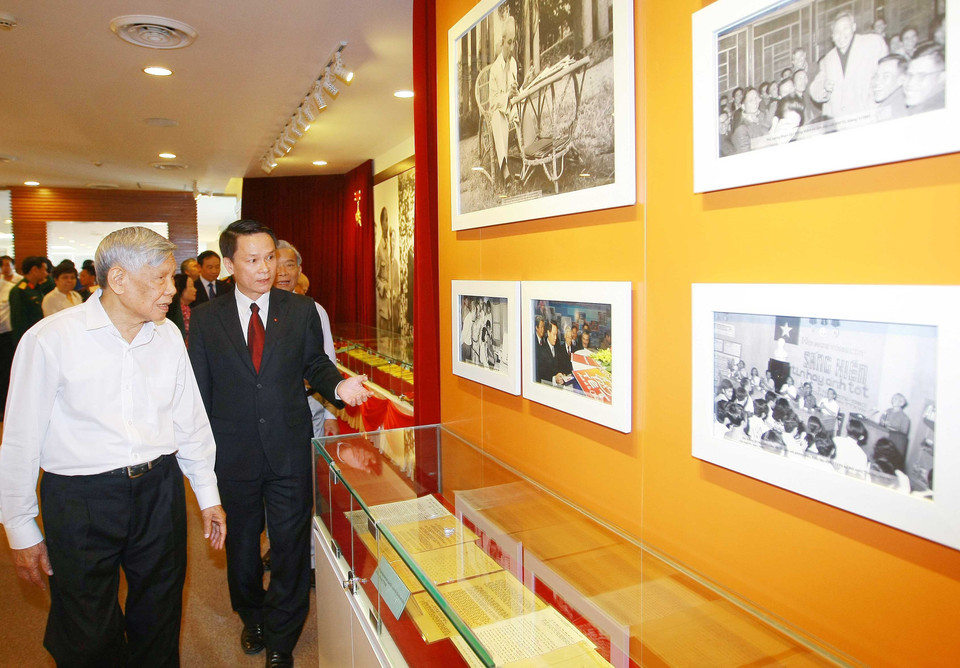Nguyên Tổng Bí thư Lê Khả Phiêu tham quan Phòng truyền thống của TTXVN trong lần đến dự và phát biểu tại chương trình Giao lưu kỷ niệm 55 năm kết nghĩa giữa Thông tấn xã Việt Nam với Sư đoàn Vinh Quang-Sư đoàn 304, ngày 15/4/2015. (Ảnh: Doãn Tấn/TTXVN)