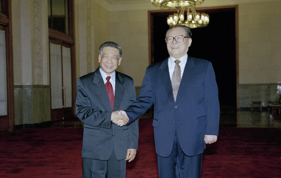 Tổng Bí thư, Chủ tịch Trung Quốc Giang Trạch Dân đón Tổng Bí thư Lê Khả Phiêu tại Đại Lễ đường thủ đô Bắc Kinh trong chuyến thăm hữu nghị chính thức Trung Quốc từ 25/2-3/3/1999. (Ảnh: Cao Phong/TTXVN)