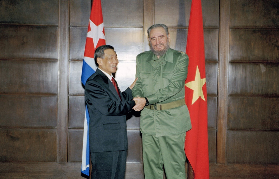 Bí thư thứ nhất Đảng Cộng sản Cuba Fidel Castro đón Tổng Bí thư Lê Khả Phiêu tại Thủ đô La Habana, trong chuyến thăm hữu nghị chính thức Cuba từ 7-14/7/1999. (Ảnh: Cao Phong/TTXVN)