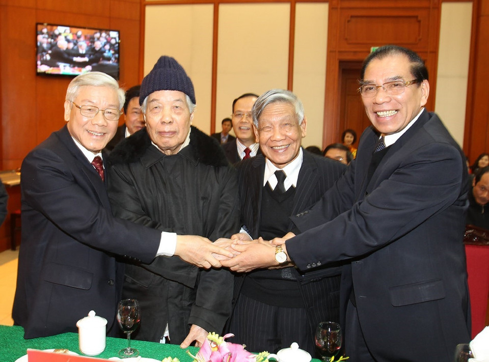 Tổng Bí thư, Chủ tịch Quốc hội Nguyễn Phú Trọng với nguyên Tổng Bí thư Đỗ Mười, Lê Khả Phiêu, Nông Đức Mạnh nhân dịp Đại hội đại biểu toàn quốc lần thứ XI của Đảng thành công tốt đẹp, ngày 30/1/2011, tại Hà Nội. (Ảnh: Trí Dũng/TTXVN)