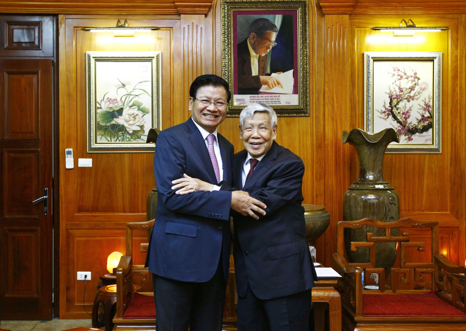 Nhân chuyến thăm Việt Nam, sáng 3/10/2017, tại Hà Nội, Thủ tướng Lào Thongloun Sisoulith đến thăm nguyên Tổng Bí thư Lê Khả Phiêu. (Ảnh: An Đăng/TTXVN)