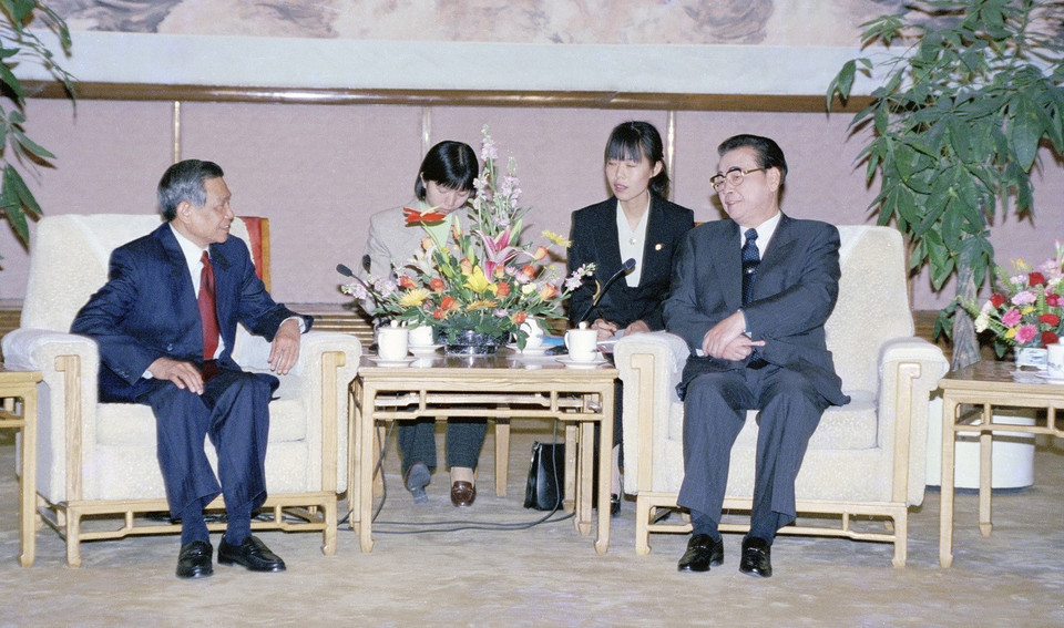 Tổng Bí thư Lê Khả Phiêu hội kiến ông Lý Bằng, Ủy viên Thường vụ Bộ Chính trị, Ủy viên trưởng Ủy ban Thường vụ Đại hội đại biểu nhân dân toàn quốc nước Cộng hòa Nhân dân Trung Hoa, tại Thủ đô Bắc Kinh, ngày 26/2/1999 trong chuyến thăm hữu nghị chính thức Trung Quốc. (Ảnh: Cao Phong/TTXVN)