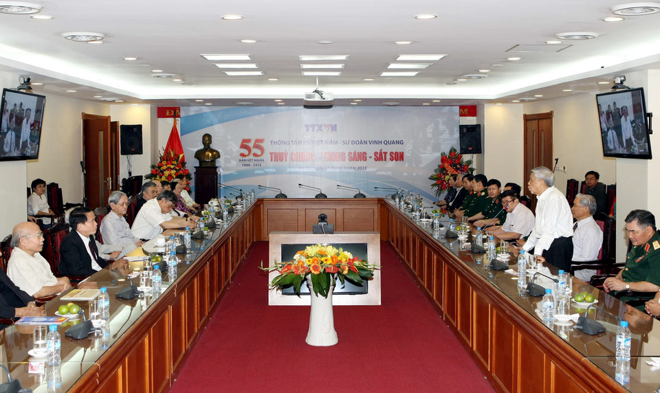 Nguyên Tổng Bí thư Lê Khả Phiêu đến dự và phát biểu tại chương trình Giao lưu kỷ niệm 55 năm kết nghĩa giữa Thông tấn xã Việt Nam với Sư đoàn Vinh Quang-Sư đoàn 304, ngày 15/4/2015. (Ảnh: Phạm Kiên/TTXVN)