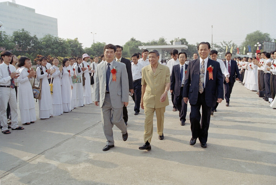 Tổng Bí thư Lê Khả Phiêu thăm Đại học quốc gia Hà Nội, ngày 19/8/2000 nhân dịp khai giảng năm học 2000-2001. (Ảnh: Cao Phong/TTXVN)