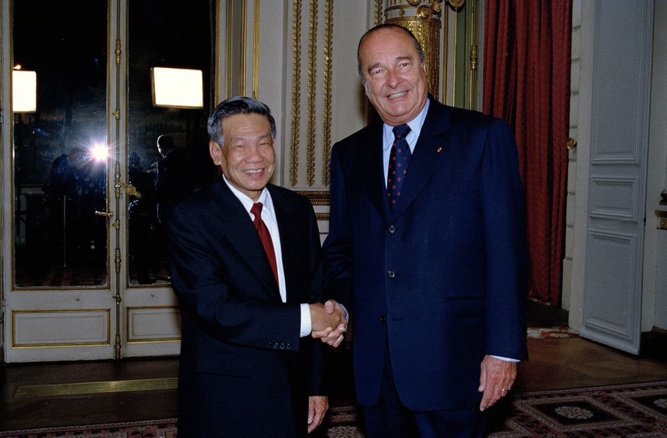 Tổng thống Pháp Jacques Chirac đón Tổng Bí thư Lê Khả Phiêu tại Điện Élysée ở Thủ đô Paris, tối 22/5/2000 trong chuyến thăm chính thức Cộng hoà Pháp. (Ảnh: Cao Phong/TTXVN)
