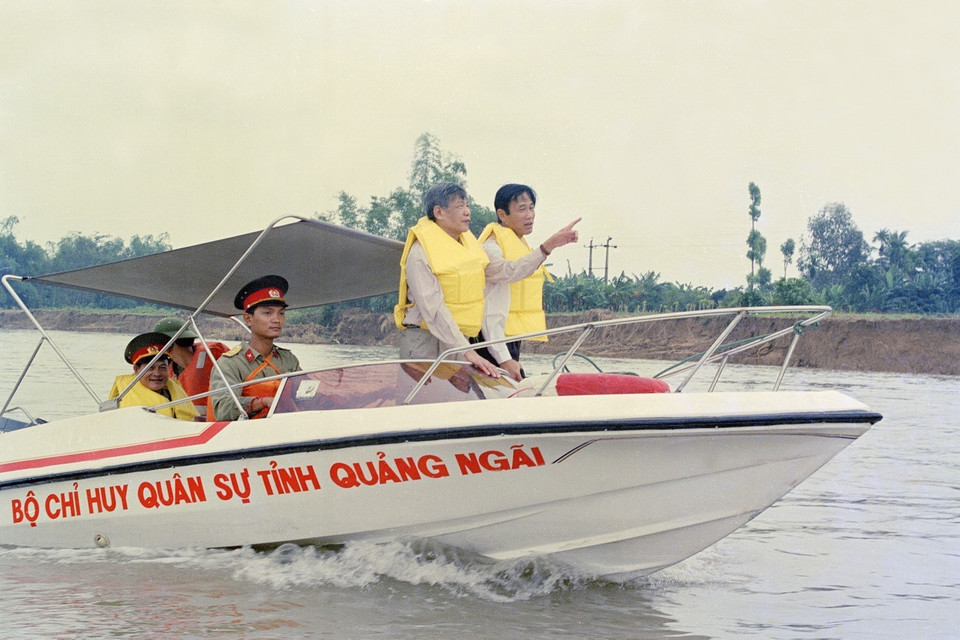 Tổng Bí thư Lê Khả Phiêu thị sát đoạn bờ sông Trà Khúc thuộc địa phận xã Nghĩa Dũng, thành phố Quảng Ngãi bị sạt lở sau đợt lũ tháng 12/1999. (Ảnh: Cao Phong/TTXVN)