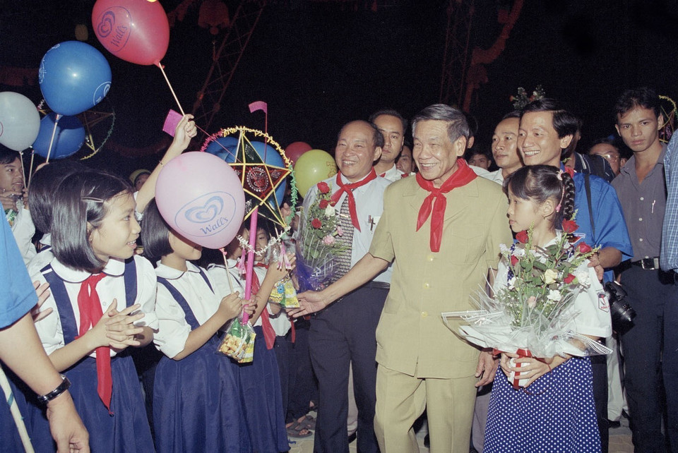 Tổng Bí thư Lê Khả Phiêu vui tết Trung thu với thiếu nhi Hà Nội tại công viên nước Hồ Tây, tối 11/9/2000. (Ảnh: Cao Phong/TTXVN)