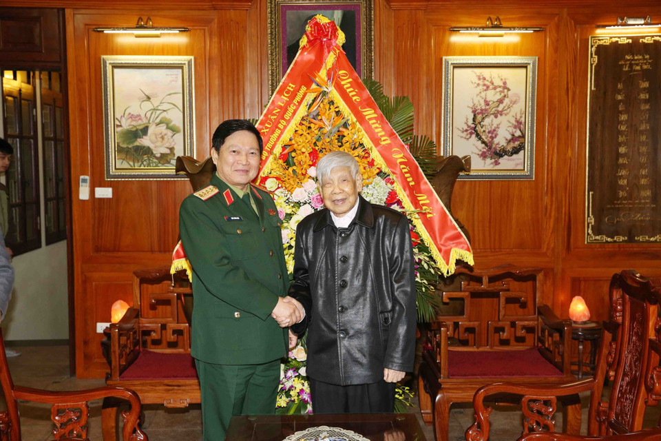 Nhân kỷ niệm 89 năm Ngày thành lập Đảng, sáng 22/1/2019, Đại tướng Ngô Xuân Lịch, Ủy viên Bộ Chính trị, Phó Bí thư Quân ủy Trung ương, Bộ trưởng Bộ Quốc phòng đến thăm, chúc Tết nguyên Tổng Bí thư Lê Khả Phiêu. (Ảnh: TTXVN phát)