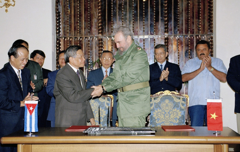 Tổng Bí thư Lê Khả Phiêu và Bí thư thứ nhất Đảng Cộng sản Cuba Fidel Castro sau lễ ký Tuyên bố chung Việt Nam-Cuba, tại Thủ đô La Habana, trong chuyến thăm hữu nghị chính thức Cuba từ 7-14/7/1999. (Ảnh: Cao Phong/TTXVN)