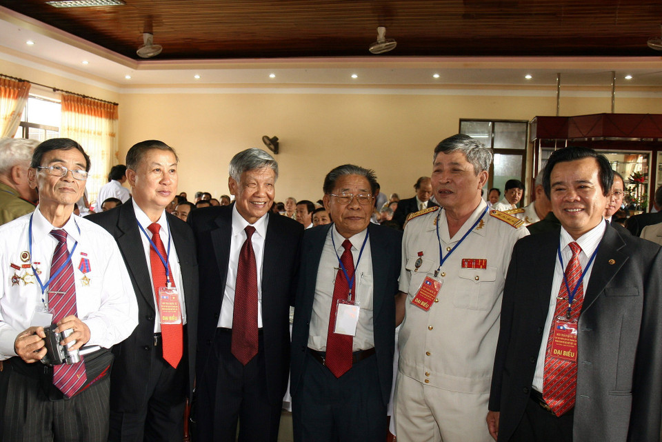 Nguyên Tổng Bí thư Lê Khả Phiêu, ông Xaman Vinhaket, Uỷ viên Bộ Chính trị, Trưởng ban Chỉ đạo Dự án biên soạn Lịch sử quan hệ đặc biệt Lào-Việt Nam và các đại biểu dự hội thảo quốc tế “Các sự kiện lịch sử Trung Lào trong quan hệ đặc biệt Việt-Lào” (8/9/2009). (Ảnh: Thống Nhất/TTXVN)