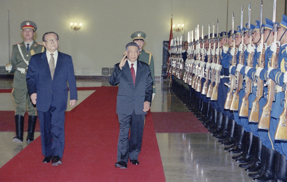Tổng Bí thư Lê Khả Phiêu và Tổng Bí thư, Chủ tịch Trung Quốc Giang Trạch Dân duyệt đội danh dự Hải lục không quân Trung Quốc trong chuyến thăm hữu nghị chính thức Trung Quốc từ 25/2-3/3/1999. (Ảnh: Cao Phong/TTXVN)