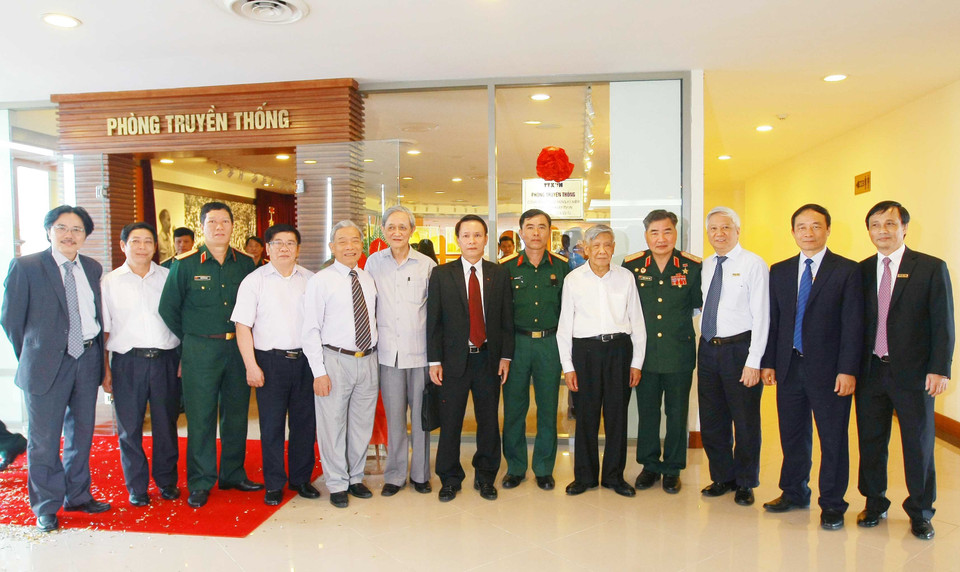 Nguyên Tổng Bí thư Lê Khả Phiêu cùng các lãnh đạo TTXVN trong lần đến dự và phát biểu tại chương trình Giao lưu kỷ niệm 55 năm kết nghĩa giữa Thông tấn xã Việt Nam với Sư đoàn Vinh Quang-Sư đoàn 304, ngày 15/4/2015. (Ảnh: Doãn Tấn/TTXVN)