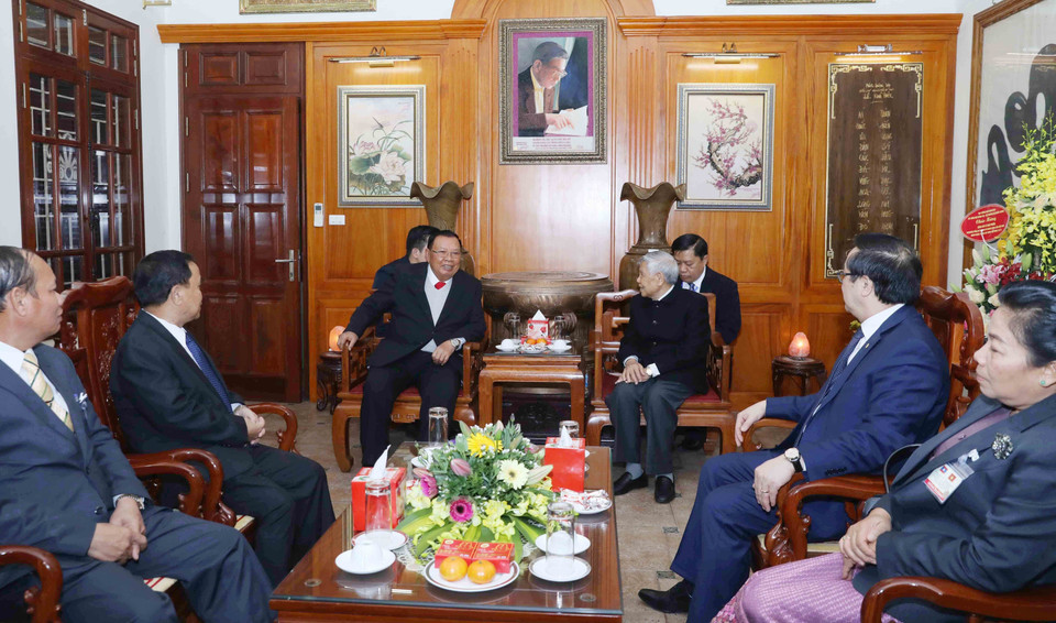 Trong chuyến thăm hữu nghị chính thức Việt Nam, chiều 19/12/2017, tại Hà Nội, Tổng Bí thư, Chủ tịch nước Lào Bounnhang Vorachith tới thăm nguyên Tổng Bí thư Lê Khả Phiêu. (Ảnh: Phương Hoa/TTXVN)