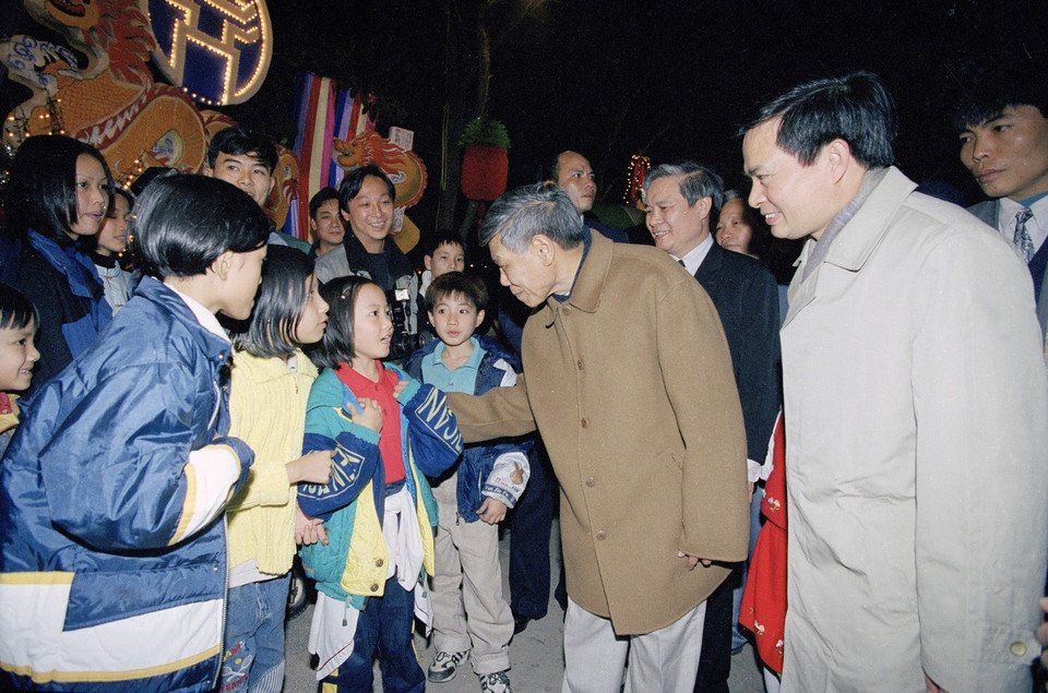 Tổng Bí thư Lê Khả Phiêu chúc Tết nhân dân Thủ đô Hà Nội, tối 4/2/2000 (29 tết). (Ảnh: Nguyễn Khang/TTXVN)
