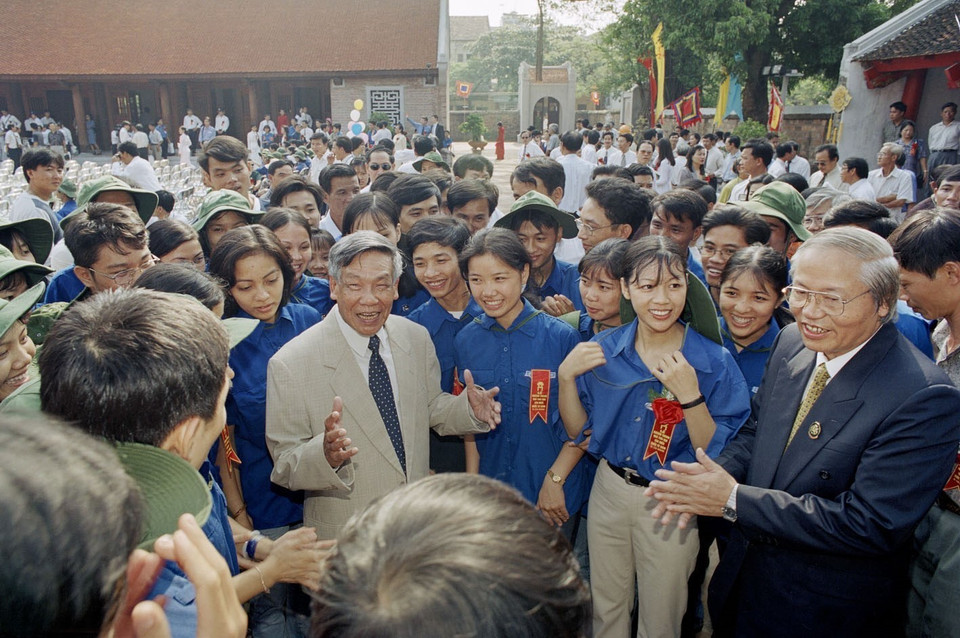 Tổng Bí thư Lê Khả Phiêu gặp gỡ sinh viên Thủ đô trong ngày lễ khánh thành khu Thái học ở Văn Miếu-Quốc Tử Giám, nhân dịp kỷ niệm 990 năm Thăng Long-Hà Nội, sáng 8/10/2000. (Ảnh: Thanh Hà/TTXVN)