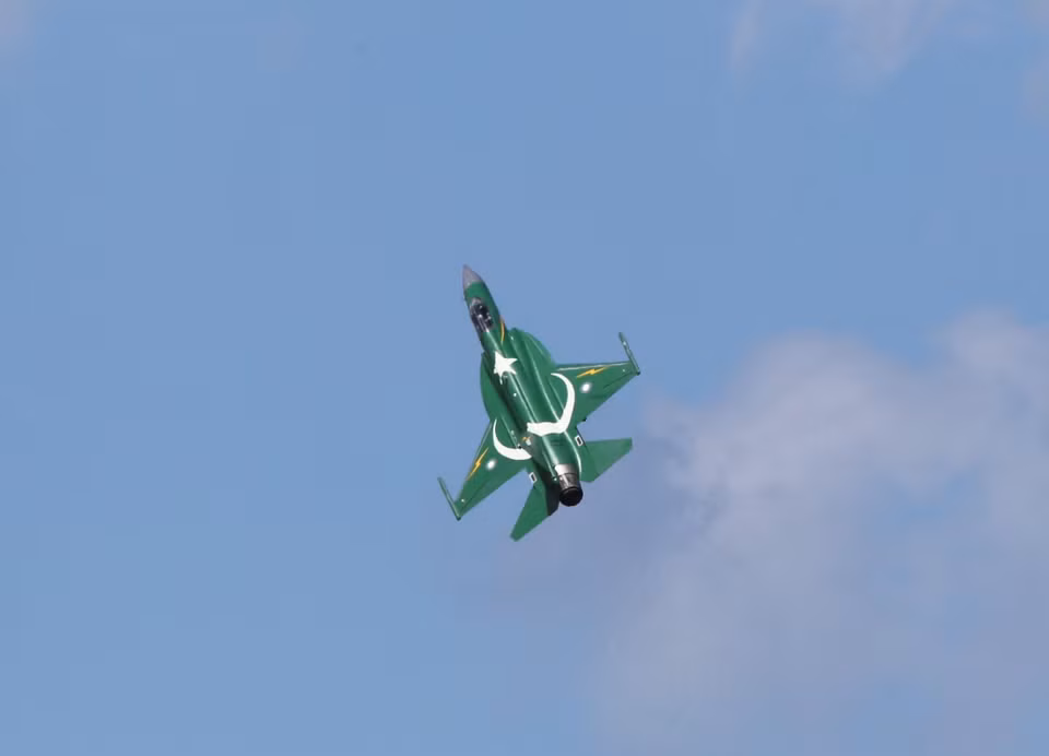 Máy bay JF-17 Thunder của Không quân Pakistan bay trình diễn tại Triển lãm Quốc tế hàng không – không gian Paris lần thứ 53 ở Le Bourget, Pháp, ngày 17/6/2019. (Ảnh: THX/ TTXVN)