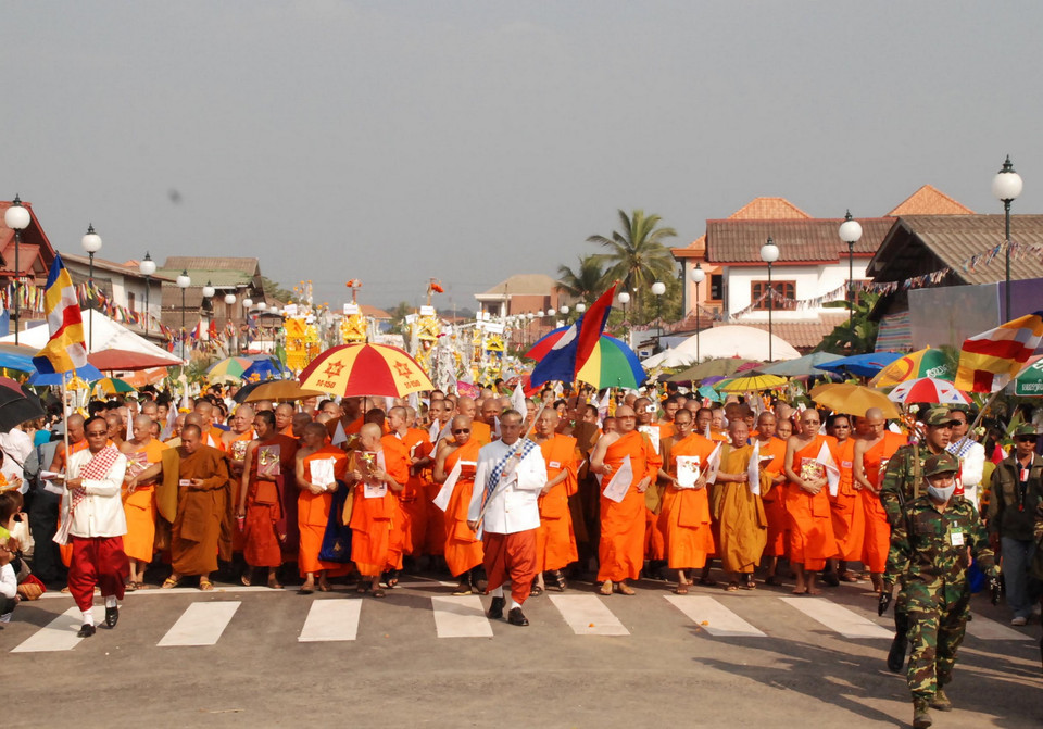 Các đám rước diễn ra rất trang trọng, do các nhà sư dẫn đầu. (Ảnh: Phạm Kiên/Vietnam+)
