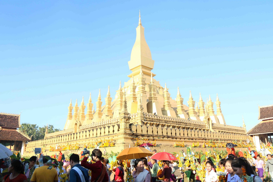 Sau khi được dâng tiến, những tháp này sẽ được các nhà sư xếp xung quanh chân tháp Thạt Luổng. (Ảnh: Phạm Kiên/Vietnam+)