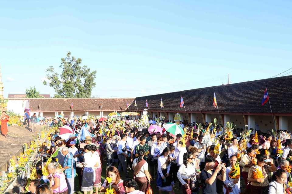 Là một trong những lễ chính của hội Thạt Luổng, lễ rước Phạ Sạt Phơng thu hút rất đông Phật tử tham dự. (Ảnh: Phạm Kiên/Vietnam+)