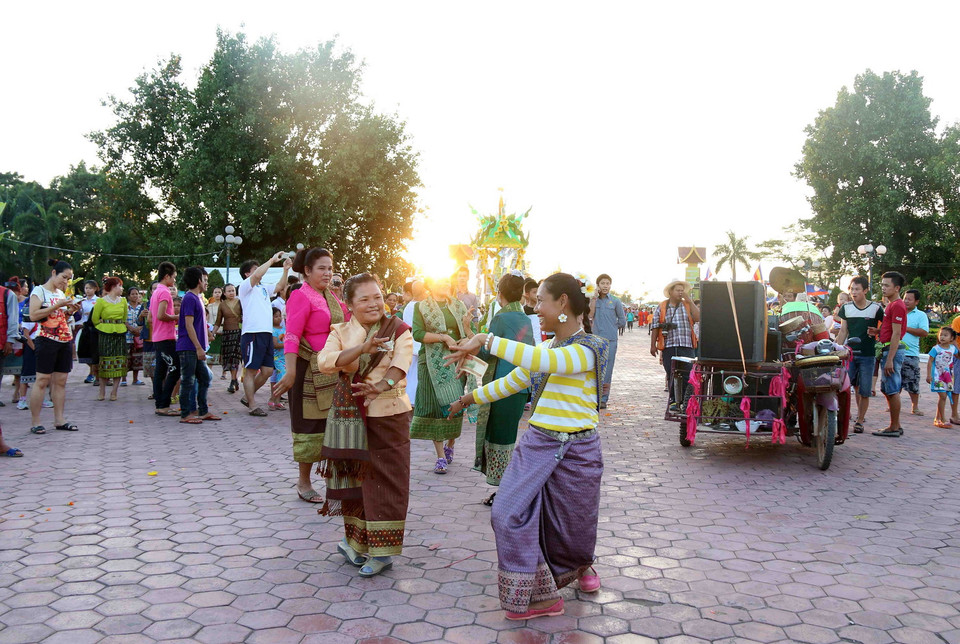 Các đám rước tập thể thường có người múa hát, rất vui nhộn. (Ảnh: Phạm Kiên/Vietnam+)