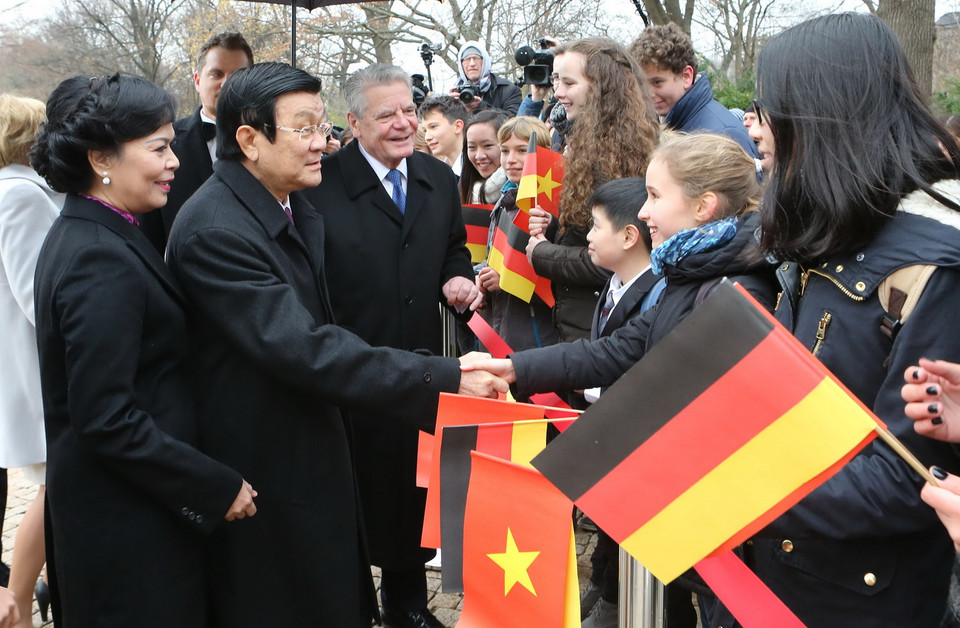 Các cháu thiếu nhi Đức và Việt Nam chào đón Chủ tịch nước Trương Tấn Sang và Tổng thống Đức Joachim Gauck. (Ảnh: Nguyễn Khang/TTXVN)