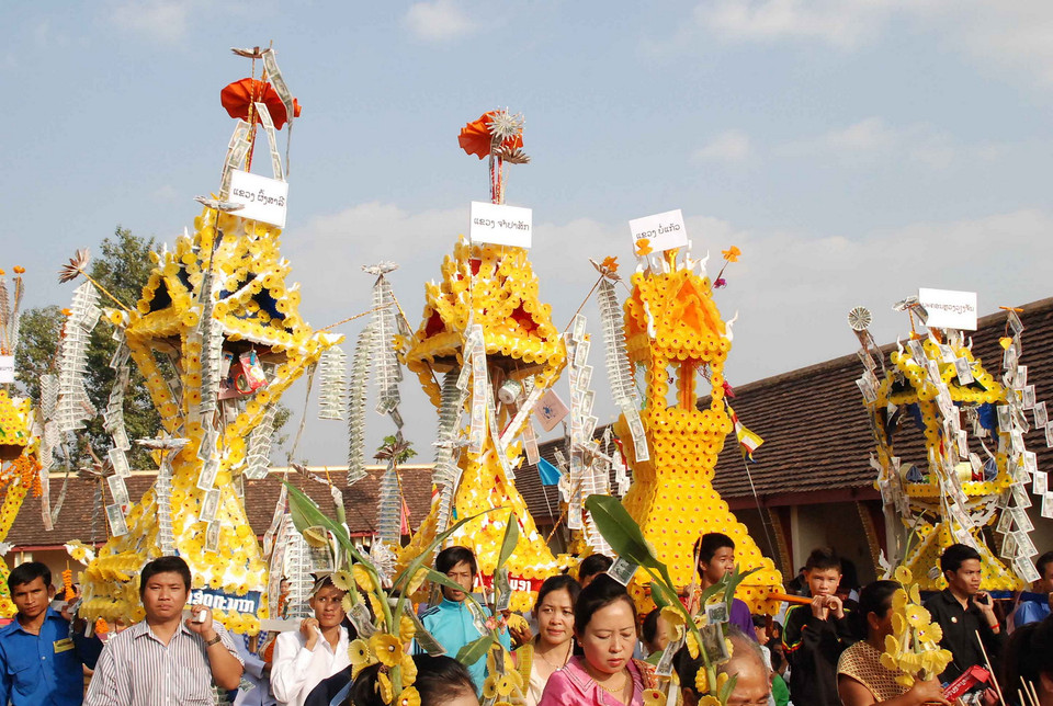 Kích cỡ tháp rất đa dạng, có thể cần nhiều người khiêng. (Ảnh: Phạm Kiên/Vietnam+)