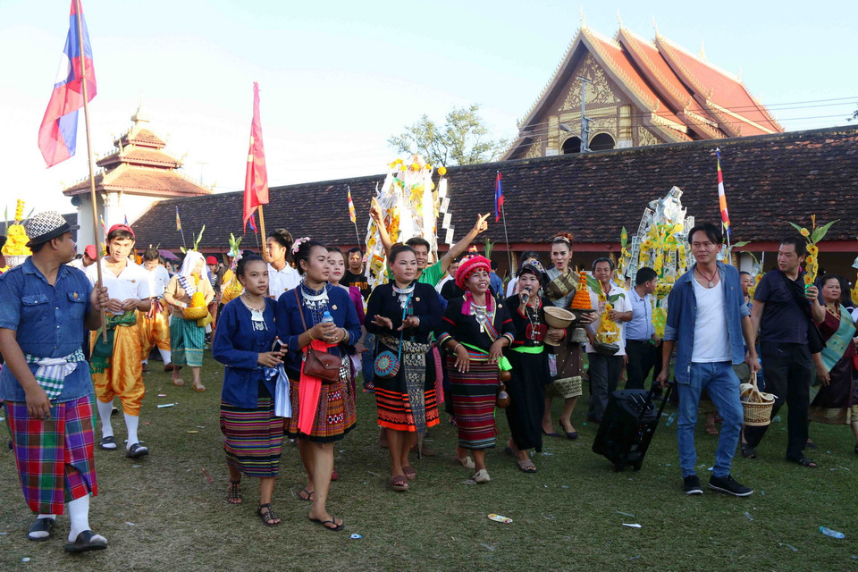 Có thể đơn giản là một cây chuối nhỏ được gắn xung quanh bởi những bông hoa làm từ sáp ong. (Ảnh: Phạm Kiên/Vietnam+)