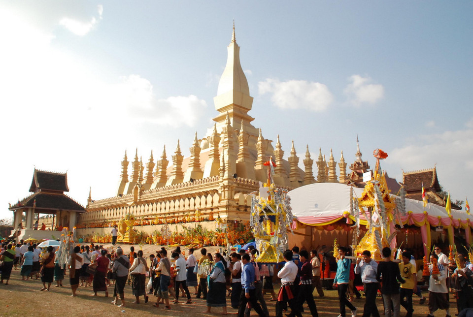 Mọi người sẽ đi ba vòng quanh tháp để tỏ lòng tôn kính Đức Phật và tưởng nhớ những người đã khuất. (Ảnh: Phạm Kiên/Vietnam+)