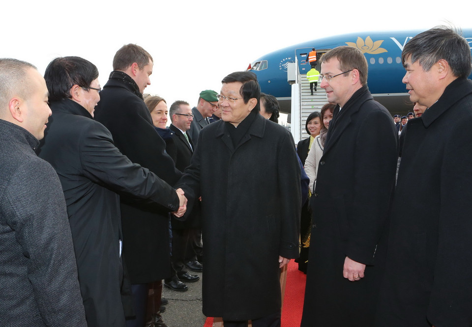 Chánh Văn phòng Tổng thống Đức đón Chủ tịch nước Trương Tấn Sang tại sân bay. (Ảnh: Nguyễn Khang/TTXVN)