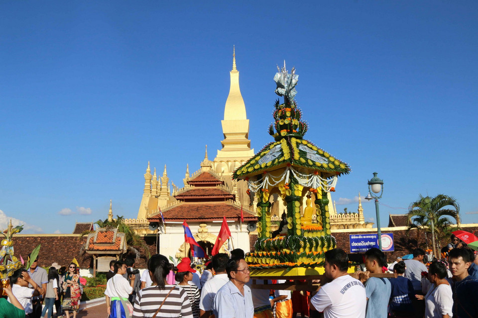 Phạ Sạt Phợng là mô hình kiến trúc đền thờ được làm bằng chất liệu xốp, xung quanh gắn hoa làm bằng sáp ong, có ý nghĩa giống tập tục đốt nhà cửa, tiền vàng… cho người đã khuất của người Việt Nam. (Ảnh: Phạm Kiên/Vietnam+)